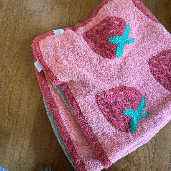 Madi Nelson x The Styled Collection kids strawberry blanket - Picture 3 of 4